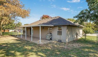 1813 Edgewood Dr, Aurora, MO 65605