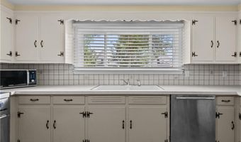 61 Richmond St, Bristol, RI 02809