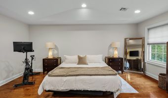 47 White Oak Ln, Aberdeen, NJ 07747