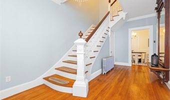 17 Everett St, Newport, RI 02840