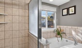 1452 Cedar Bluff Dr, Ballwin, MO 63021