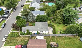 29 Park Ave, Belford, NJ 07718