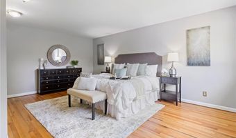 894 Napoli Dr, Ballwin, MO 63021