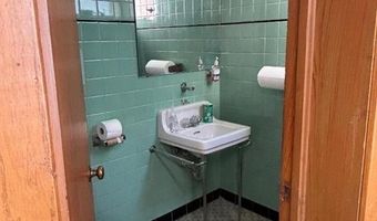 735 Park Dr, Alton, IL 62002