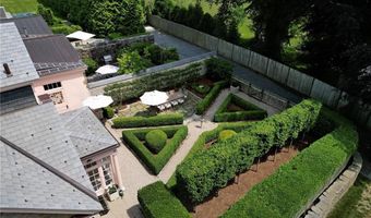 2 Hazard Ave, Newport, RI 02840