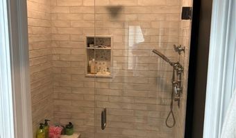 704 Elmwood Pt, Aurora, OH 44202