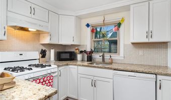 3 Prescott Pl, Newport, RI 02840