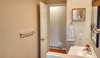 5230 Wick Way Dr, Alton, IL 62002