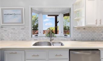 27 Ocean View Dr, Middletown, RI 02842