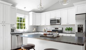 5 Thelma Ln 5, Middletown, RI 02842
