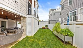 21 N Douglas Ave, Margate City, NJ 08402