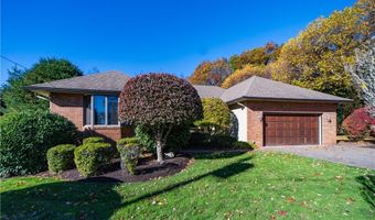 40 Phenix Ridge Dr, Cranston, RI 02921