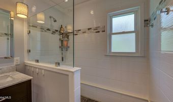 4 Fairway Ct, Albany, NY 12208