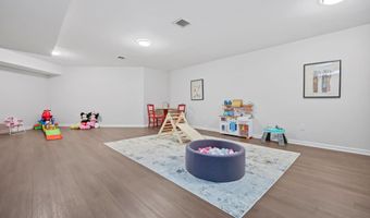 7 Silversmith Dr, Danbury, CT 06811