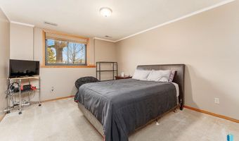 408 N Oak Ridge Rd, Brandon, SD 57005