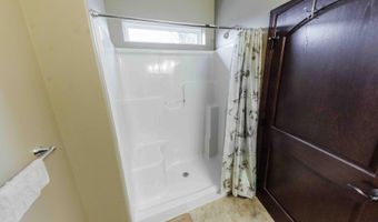 1716 Miller Ln, Aberdeen, SD 57401