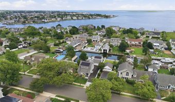12 S Bay Ave, Amityville, NY 11701