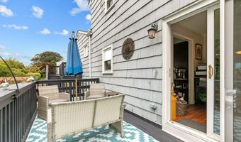 41 Perry Ave, Middletown, RI 02842