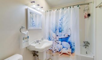 8474 Woolmarket Rd, Biloxi, MS 39532