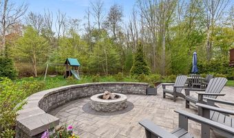 76 Woods Ln, Cranston, RI 02921