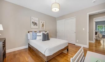 924 Forest Lake Ct, Ballwin, MO 63021