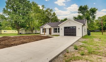 401 E Crescent St, Aurora, MO 65605