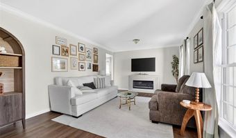 375 Novara Dr, Ballwin, MO 63021