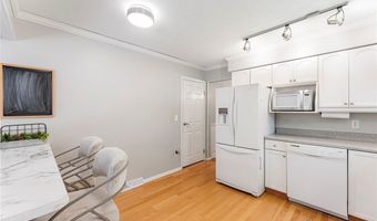 300 Chatham Dr, Aurora, OH 44202