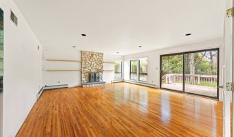 28 Crest Hollow Ln, Albertson, NY 11507