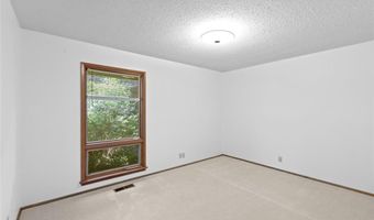 16 Meadowbrook Country Club Est, Ballwin, MO 63011