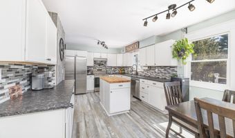 8 E Gate Dr, Alloway, NJ 07418