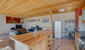 18 Outlander Dr, Carson, NM 87517