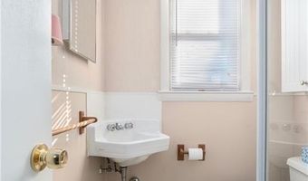 7 Restmere Ter, Middletown, RI 02842