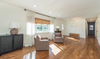 18 Evergreen Dr, Bayonne, NJ 07035