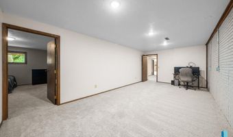 2908 N Oak Rd, Brandon, SD 57005