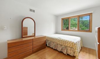 826 S Roosevelt Ave, Arlington Heights, IL 60005