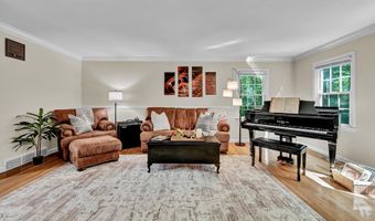 9 Arapaho Rd, Brookfield, CT 06804