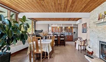 10 Ocean View Dr, Middletown, RI 02842