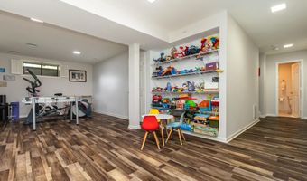 8809 SAUNDERS Ln, Bethesda, MD 20817