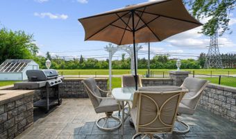 11 E Appletree Ln, Arlington Heights, IL 60004
