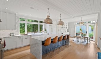 8 Gaylea Dr, Branford, CT 06405