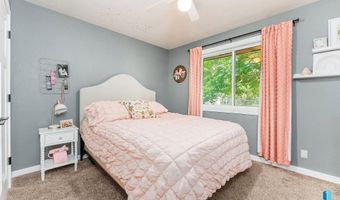 208 W Chapelwood Dr, Brandon, SD 57005