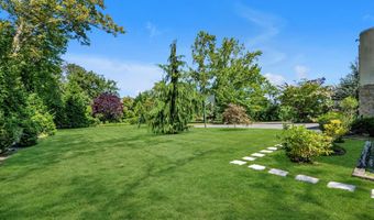 10 Macy Dr, Hewlett Bay Park, NY 11557