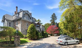 6 Howe Ave 8, Newport, RI 02840