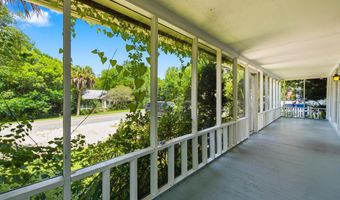 34 7th St, Apalachicola, FL 32320