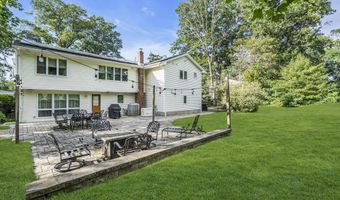 26 Crest Rd, Middletown, NJ 07748