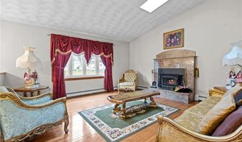 3 Betsy Dr, Bristol, RI 02809