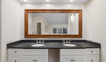56 Summerfield Ln, Middletown, RI 02842