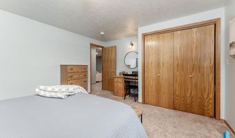 208 W Chapelwood Dr, Brandon, SD 57005