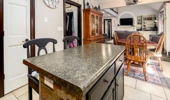 914 Lakeview Dr, Auburn, IN 46706